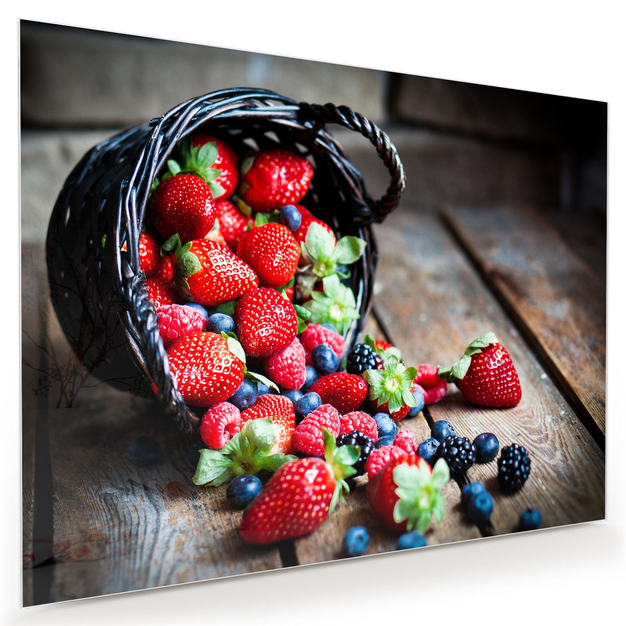 Wandbild - Beeren aus Korb fallend